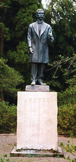 Statue of Komura